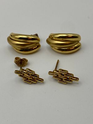 2x pairs of 18ct yellow gold earrings, 1 pair has a butterfly missing, weight is approx 4.8 grams