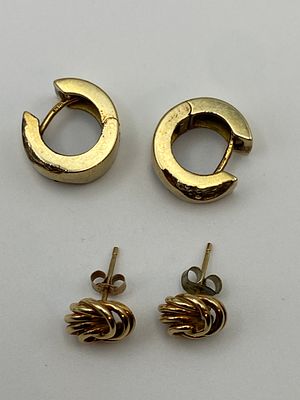 2x pairs of 9ct yellow gold earrings, weight is approx 7.6 grams