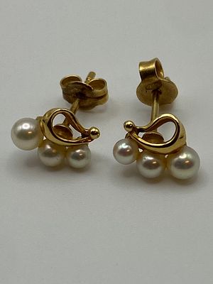 A pair of 18ct yellow gold pearl stud earrings, 1.8 grams approx weight
