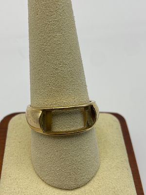 A 14ct yellow gold gents signet ring, one stone is missing, approx weight is 3 grams , size U