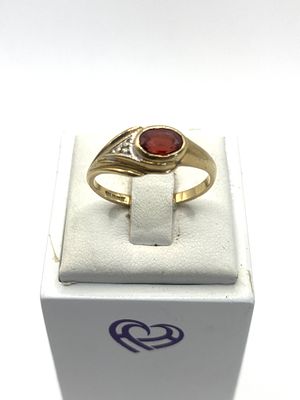 A 9ct yellow gold garnet stone ring, ring size O, approx weight 2.1 grams