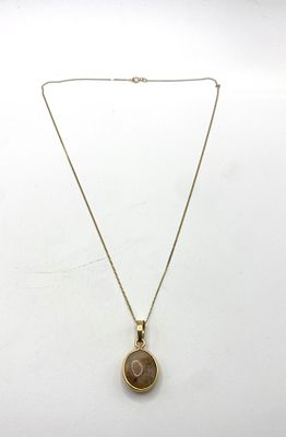 A 9ct yellow gold agate stone set pendant & chain, chain is 18 inches long, 2.6 grams approx weight