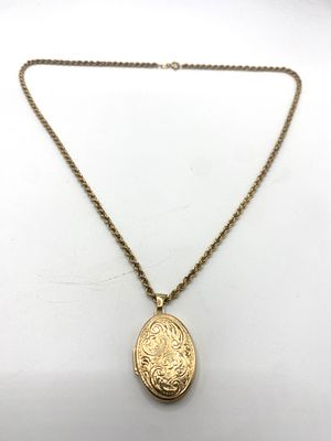 A 9ct yellow gold locket & chain, chain is 18 inches long, 25mm x 18mm locket, 6.5 grams approx 
