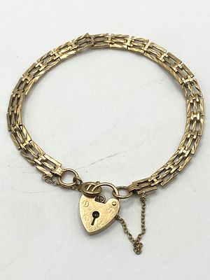 A 9ct yellow gold gate bracelet with a heart padlock, approx weight is 9.5 grams