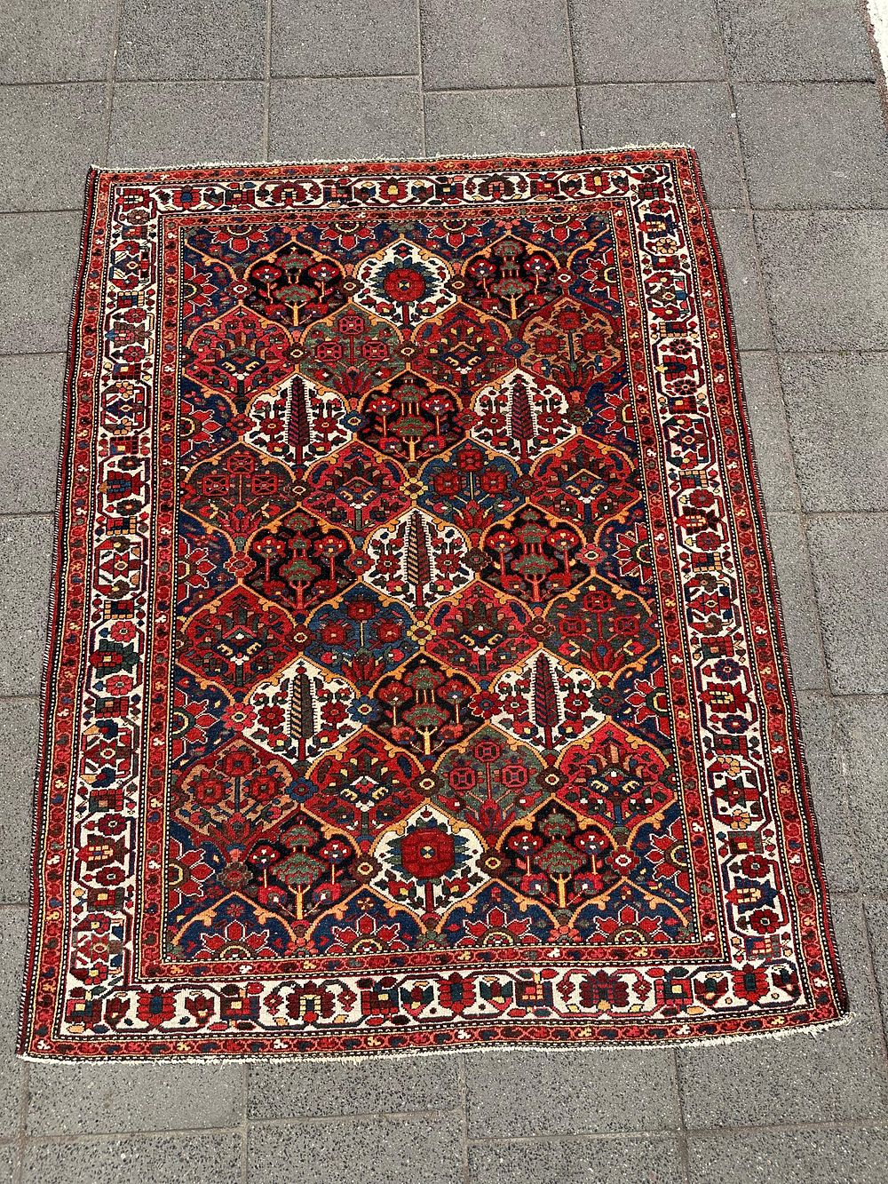 Bakhtiar. A vintage Persian Bakhtiar carpet, hand-knotted, circa 1940 (approx. 80 years old).