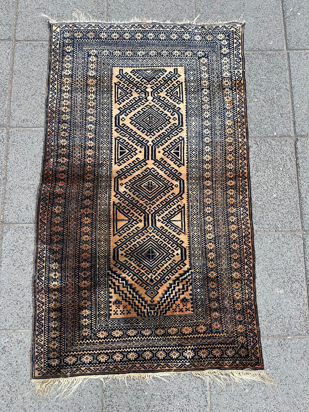 Baluch. A vintage Persian Baluch carpet, hand-knotted, circa 1950. Dimensions: 144*85 cm .