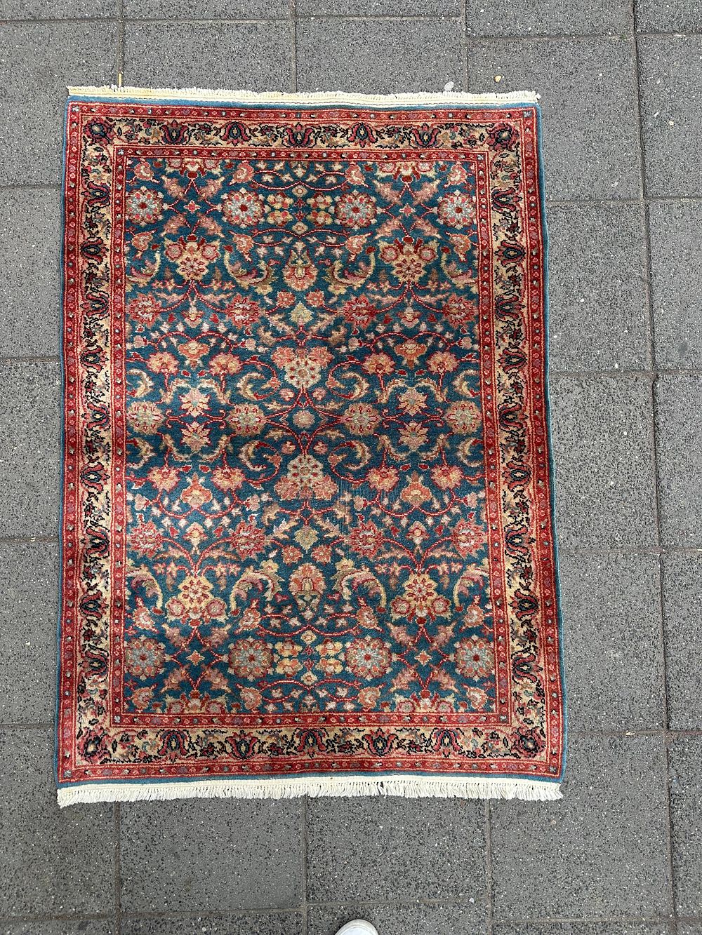Arad ( Romania ). A vintage Romania Arad carpet, hand-knotted, circa 1970 . Dimensions: 150*109 cm .