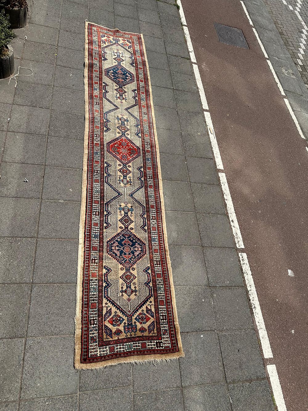 Sarab. A vintage Persian Sarab carpet, hand-knotted, circa 1940. Dimensions: 460*89 cm .