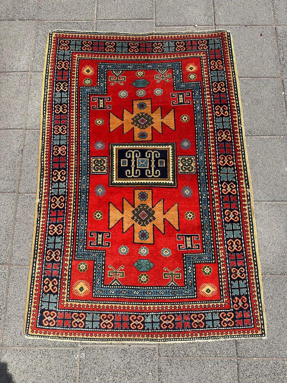 Russish. A vintage Russia carpet, hand-knotted, circa 1960 . Dimensions: 187*125 cm .
