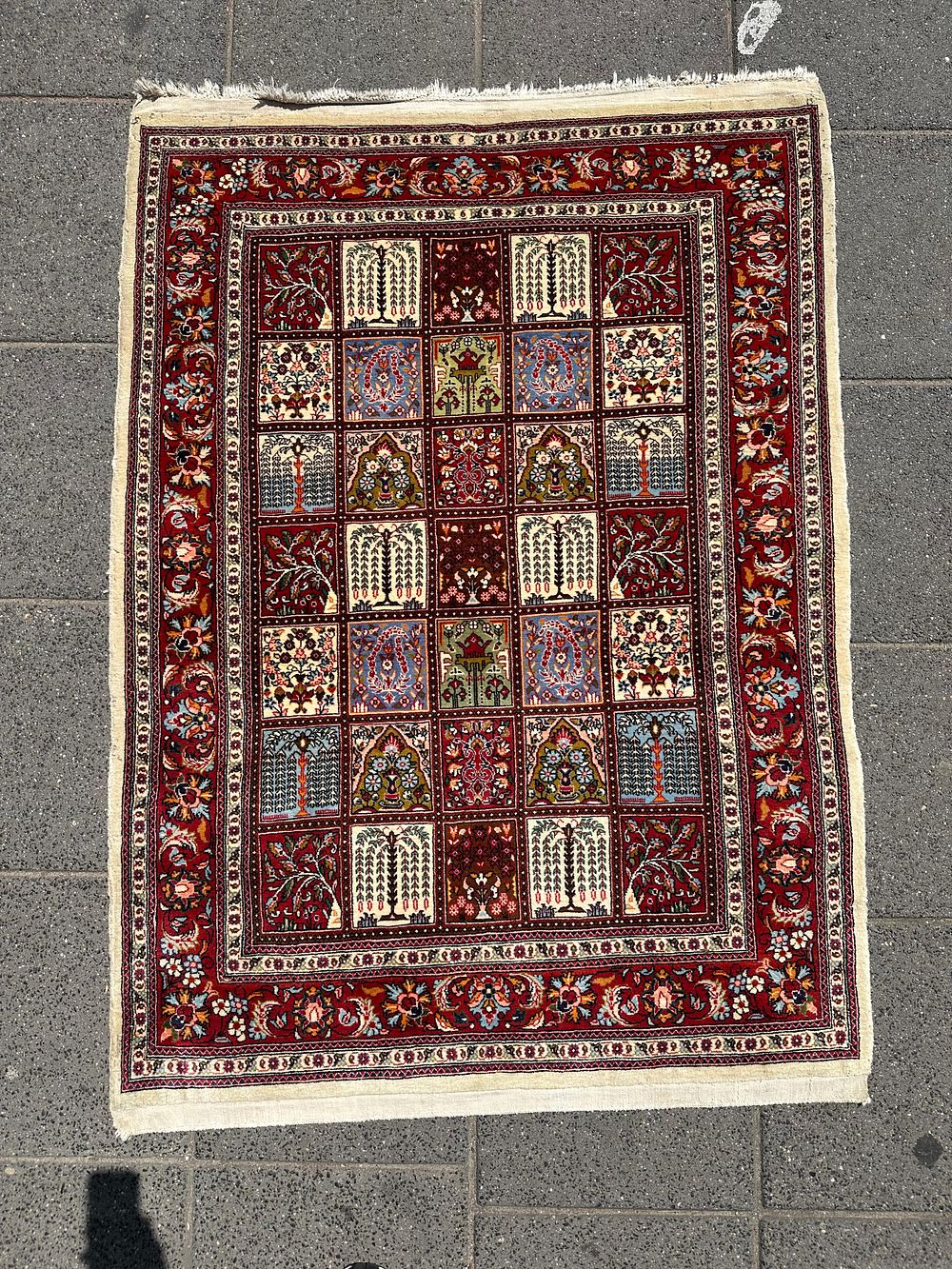 Qoum. A vintage Persian Qoum carpet, hand-knotted, circa 1990. Dimensions: 150*110 cm .