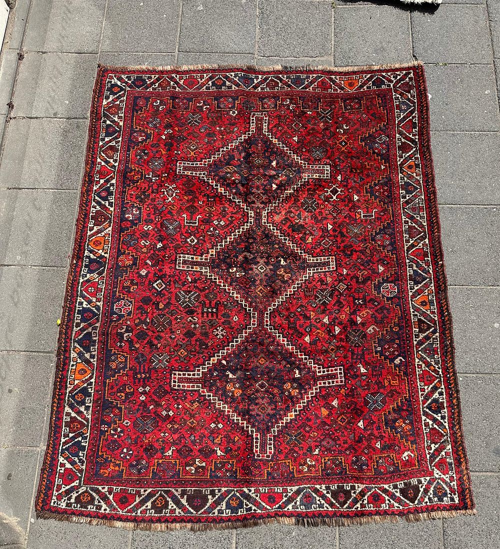 Shiraz. A vintage Persian Shiraz carpet, hand-knotted, circa 1970. Dimensions: 215*170 cm .