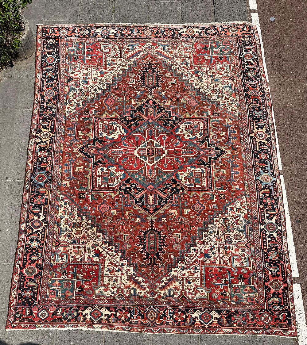 Heriz. A vintage Persian Heriz carpet, hand-knotted, circa 1920. Dimensions: 340*252 cm .