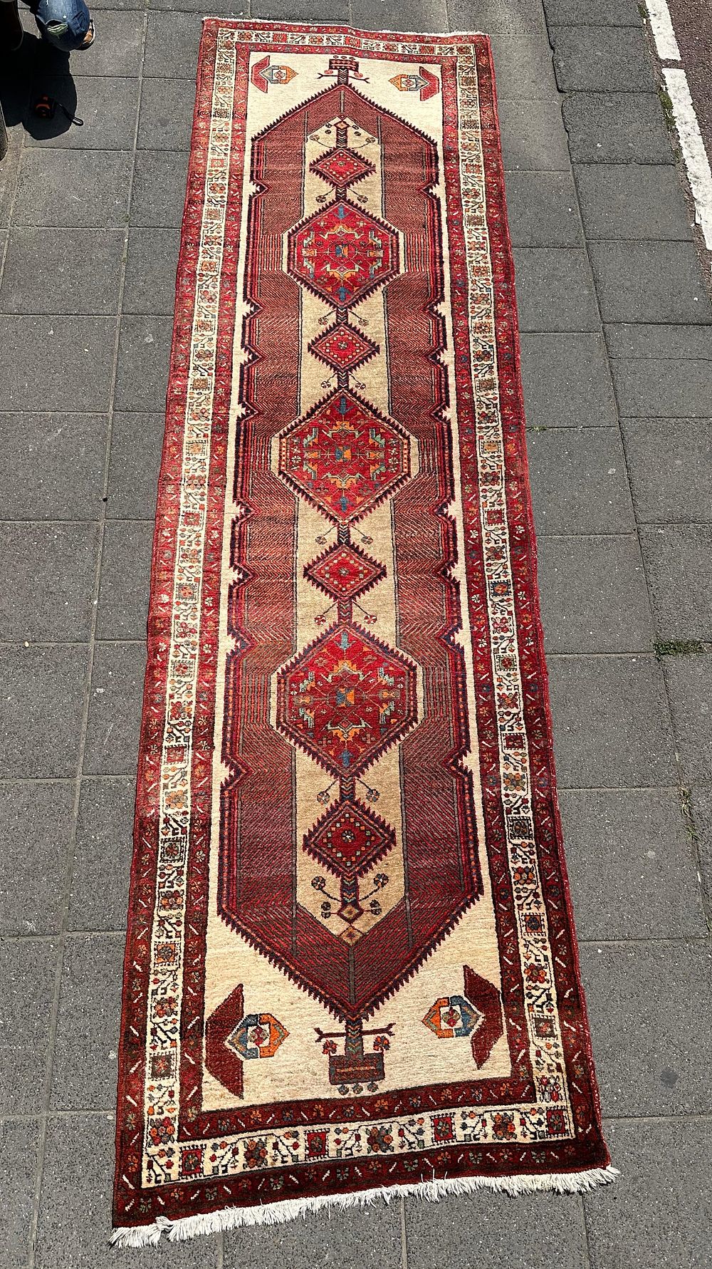 Sarab. A vintage Persian Sarab carpet, hand-knotted, circa 1960. Dimensions: 415*116 cm .