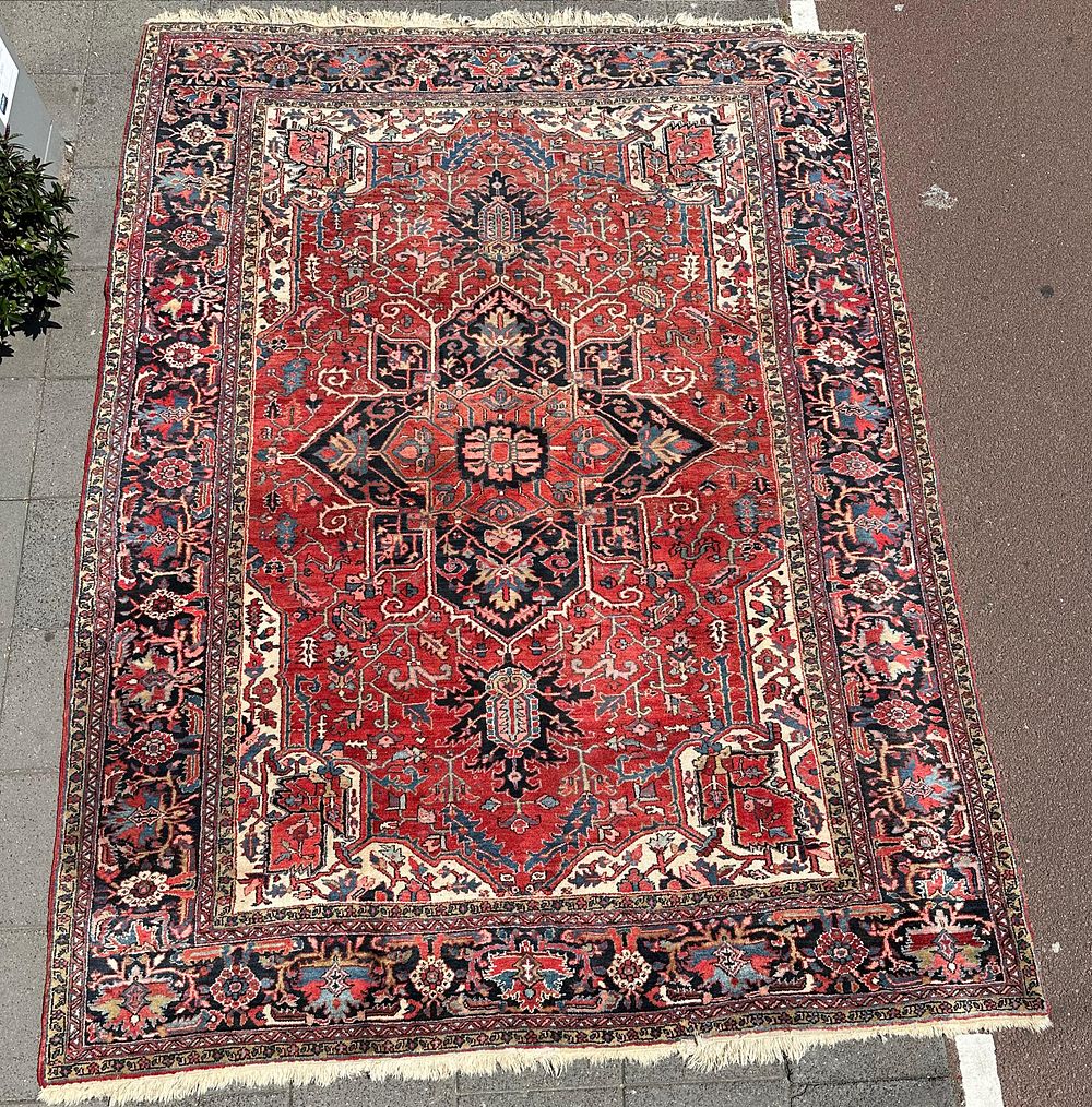 Heriz. A vintage Persian Heriz carpet, hand-knotted, circa 1940. Dimensions: 335*252 cm .