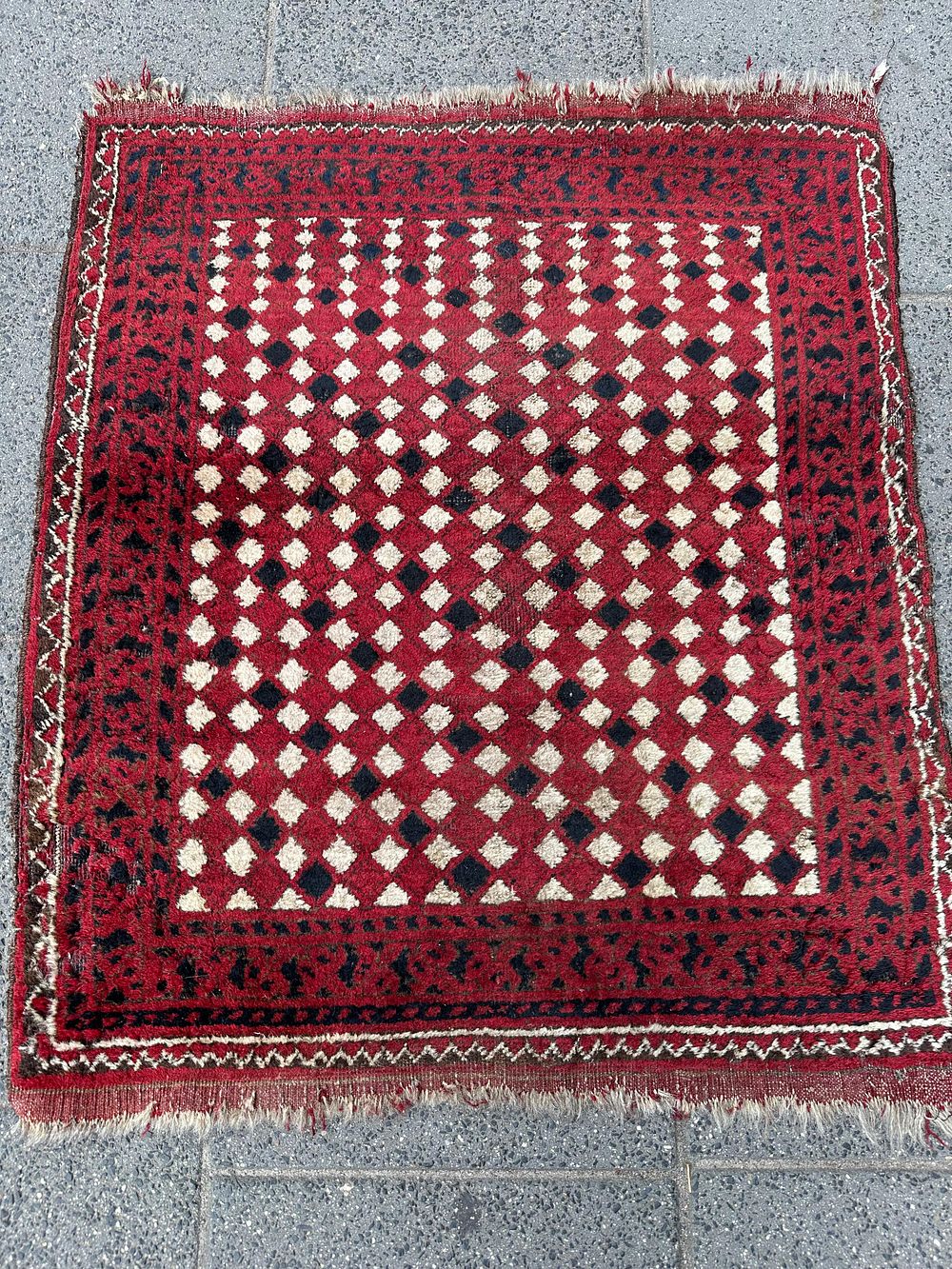Afghan. A vintage Afghanian carpet, hand-knotted, circa 1950. Dimensions: 98*83 cm .
