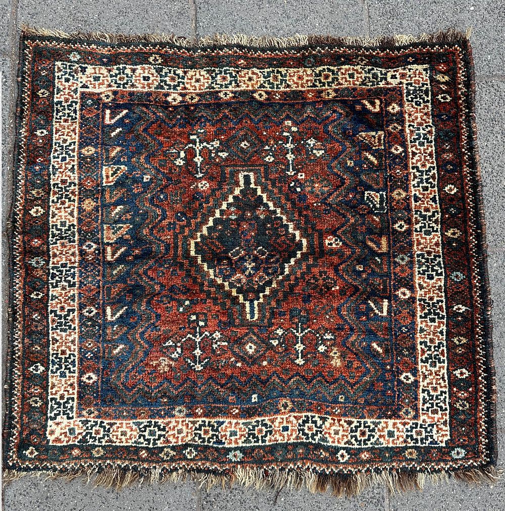 Shiraz ( Ghashghai ). A vintage Persian Shiraz carpet, hand-knotted, circa 1950. Dimensions: