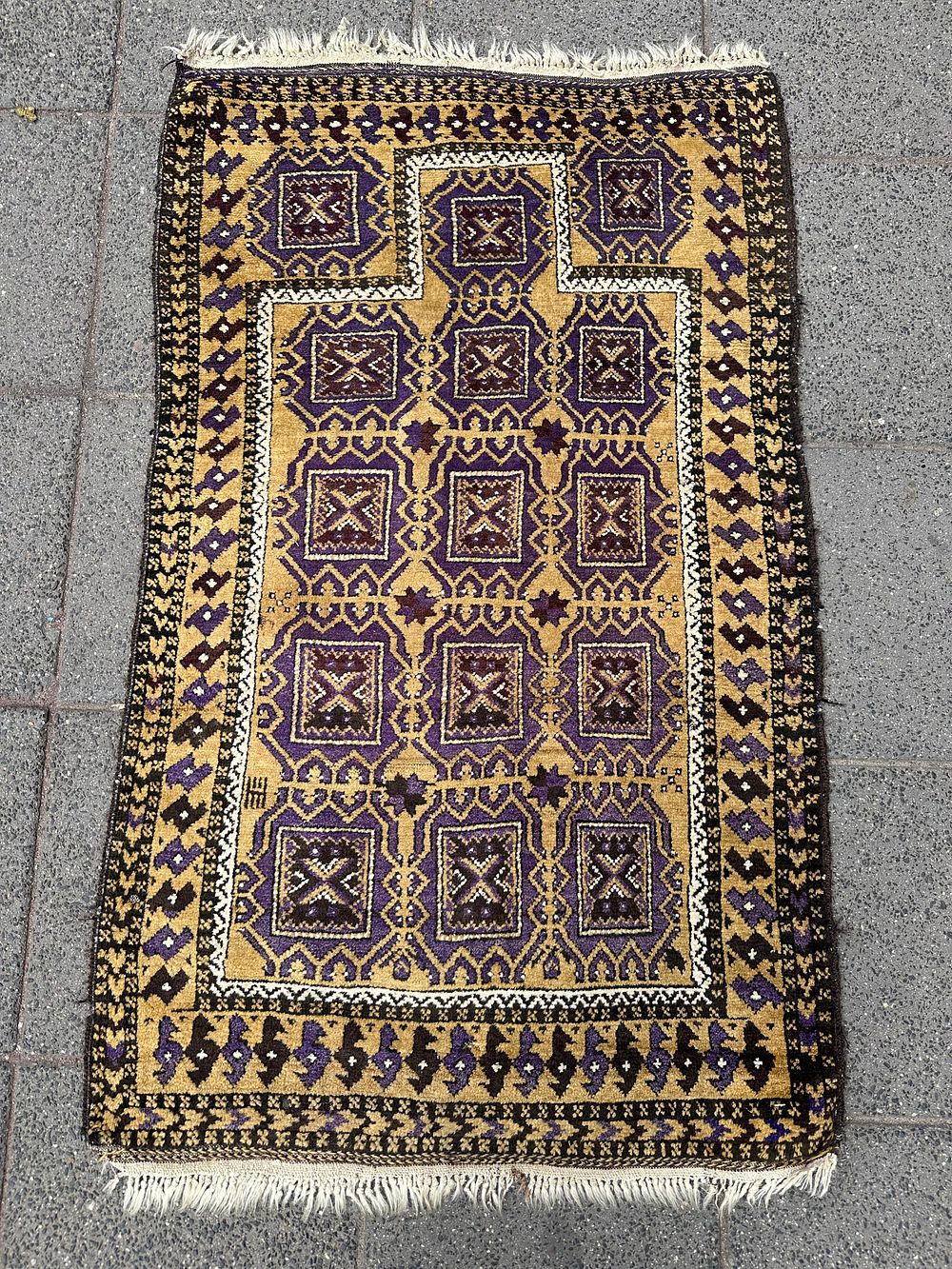Baluch. A vintage Persian Baluch carpet, hand-knotted, circa 1950. Dimensions: 137*84 cm .