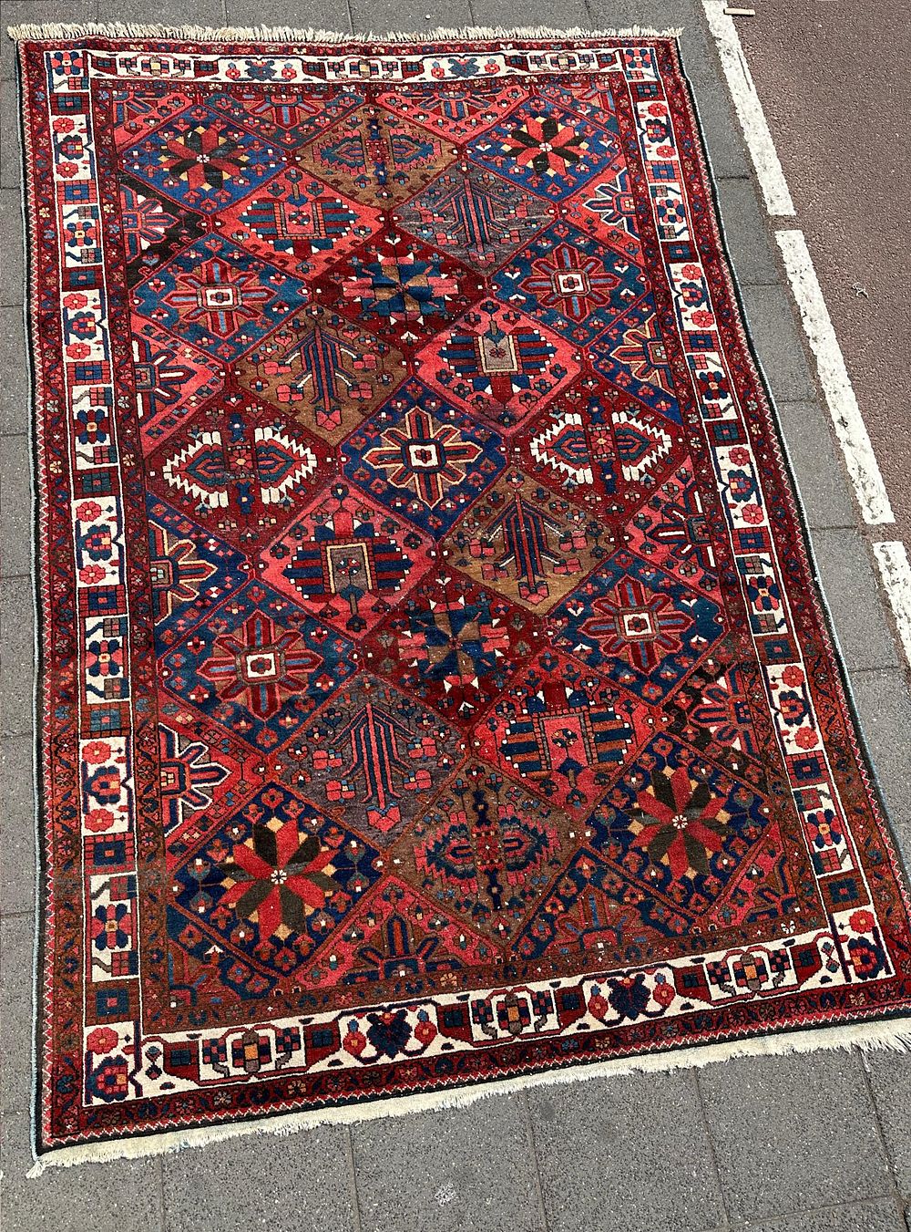 Bakhtiar. A vintage Persian Bakhtiar carpet, hand-knotted, circa 1940. Dimensions: 305*209 cm .
