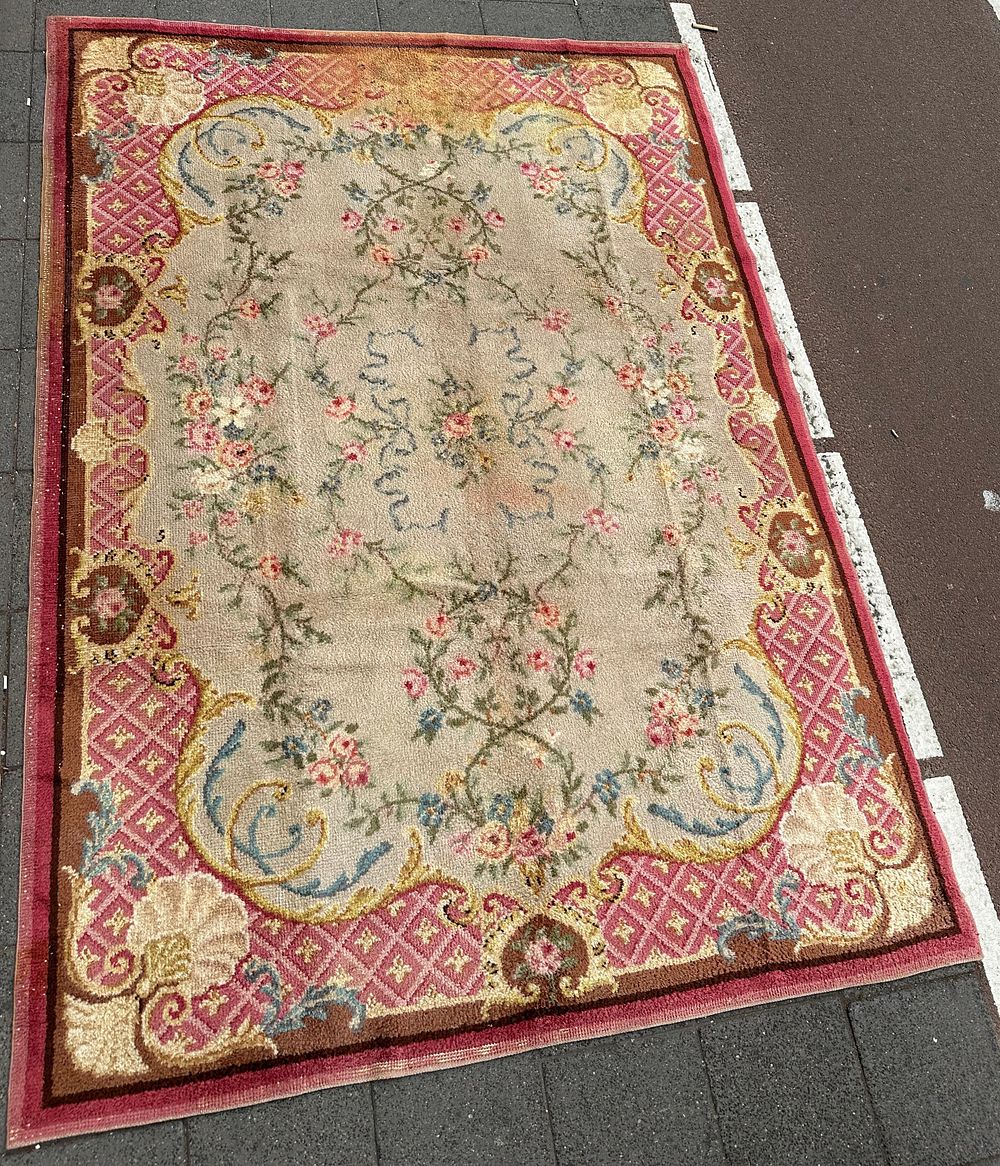 Belgie. A vintage Belgie carpet, hand-knotted, circa 1920. Dimensions: 335*240 cm .