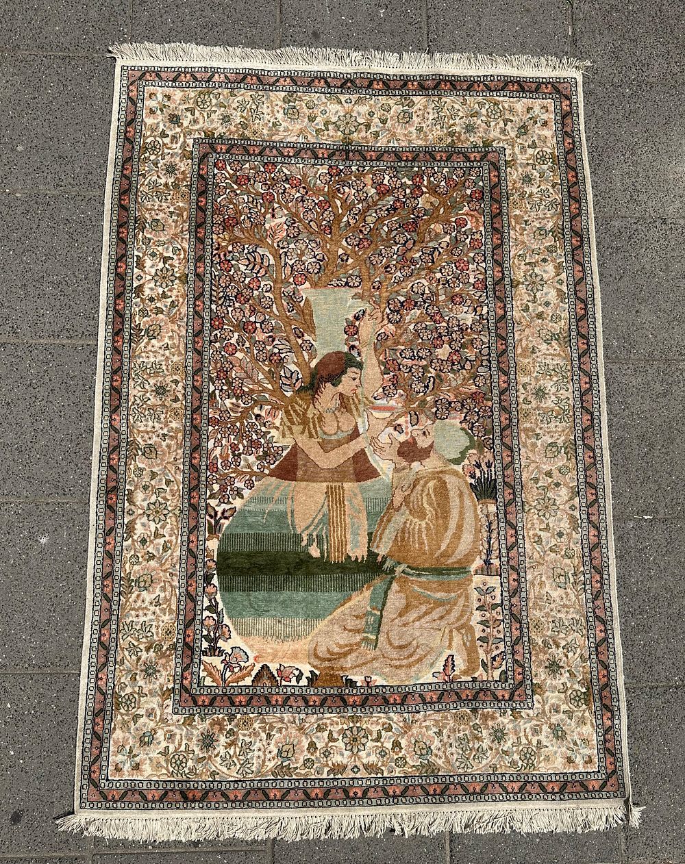 Kashmir ( Darvish ). A vintage Kashmir carpet, hand-knotted, circa 1970. Dimensions: 190*127 cm