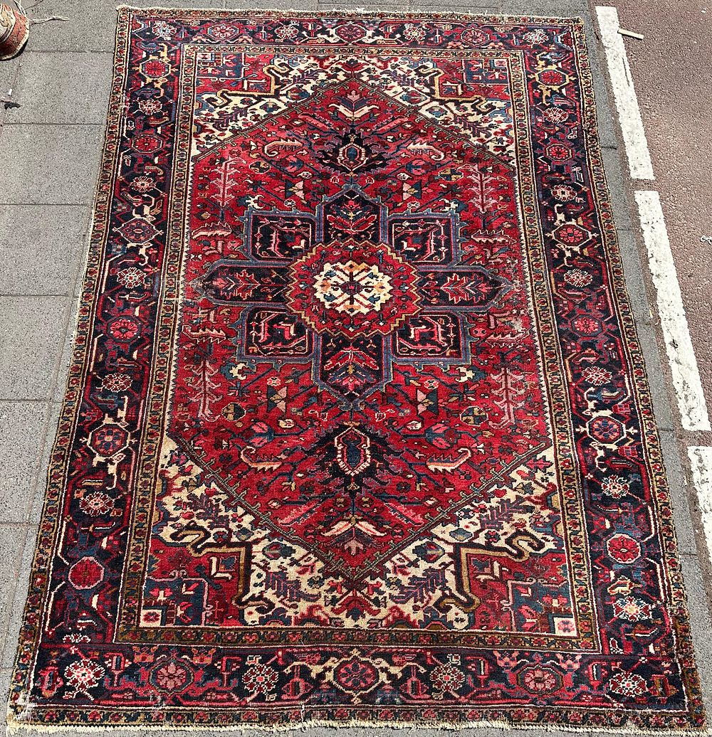 Heriz. A vintage Persian Heriz carpet, hand-knotted, circa 1960. Dimensions: 285*190 cm .