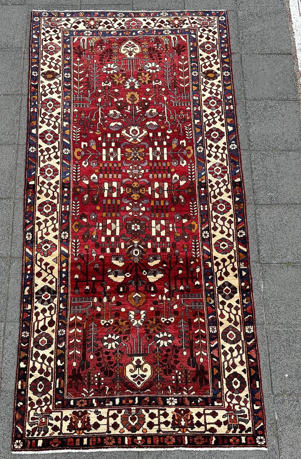Hamedan. A vintage Persian Hamedan carpet, hand-knotted, circa 1980. Dimensions: 307*147 cm .