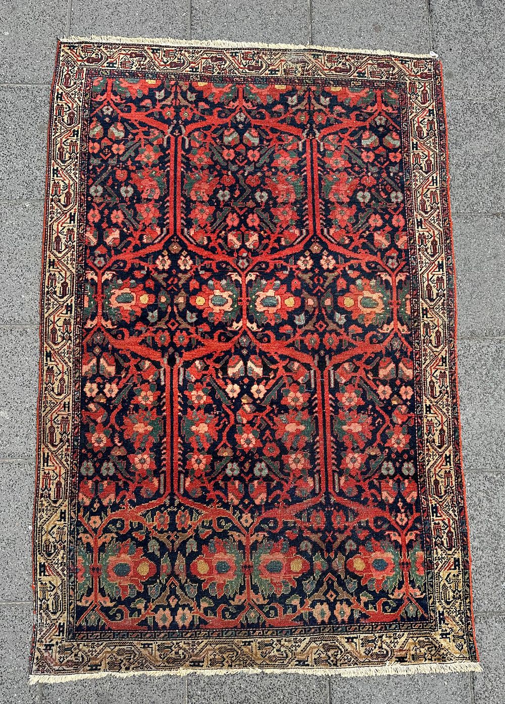 Mahal. A vintage Indian carpet, hand-knotted, circa 1890. Dimensions: 190*125 cm .