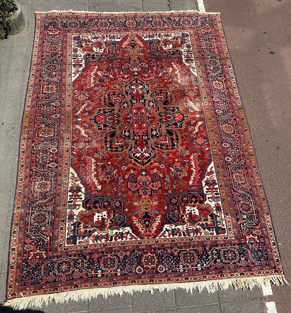 Heriz. A vintage Persian Heriz carpet, hand-knotted, circa 1940. Dimensions: 360*275 cm .