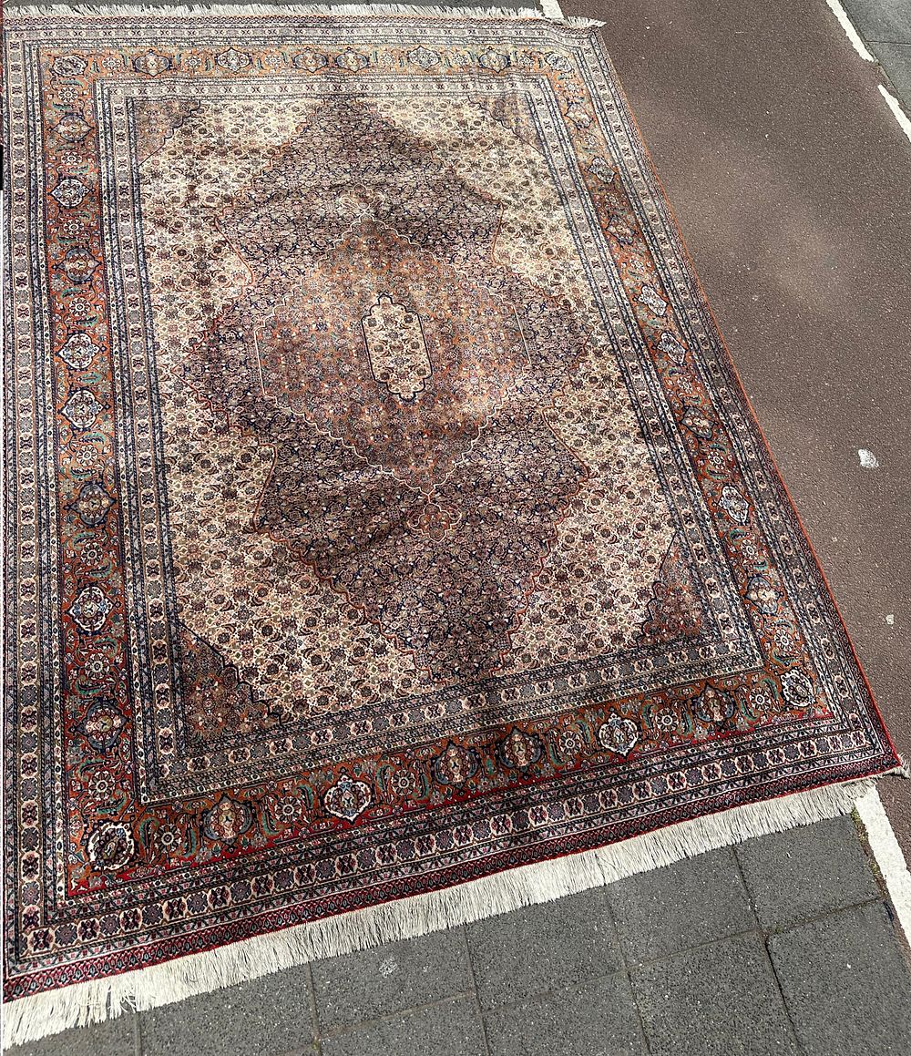 Tabriz. A vintage Persian Tabriz carpet, hand-knotted, circa 1950. Dimensions: 340*260 cm .
