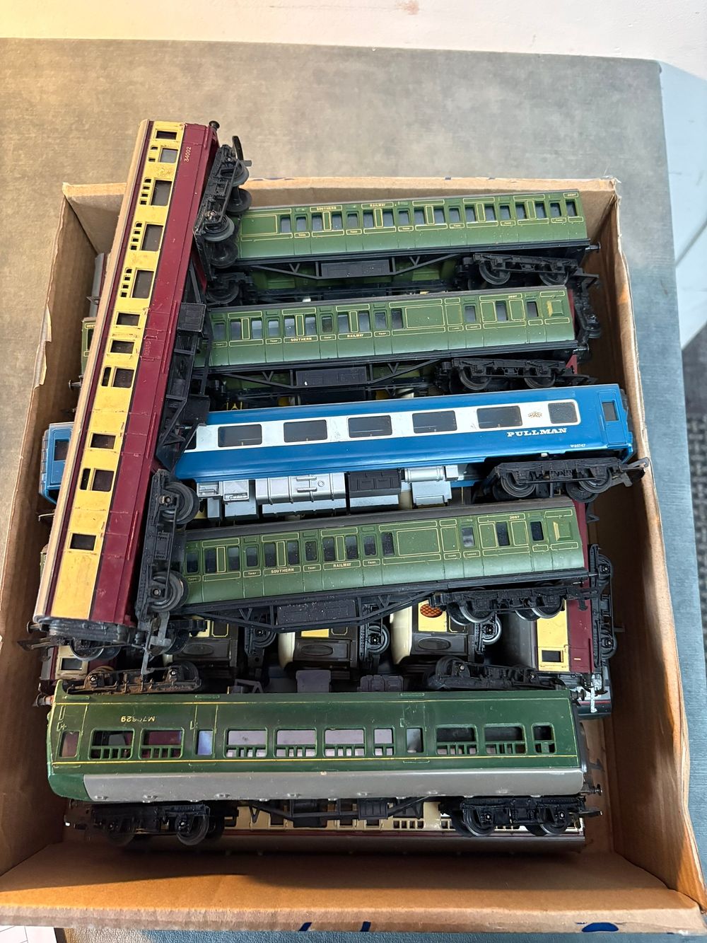 Lot 265: 18 Tri-Ang model railway carriages