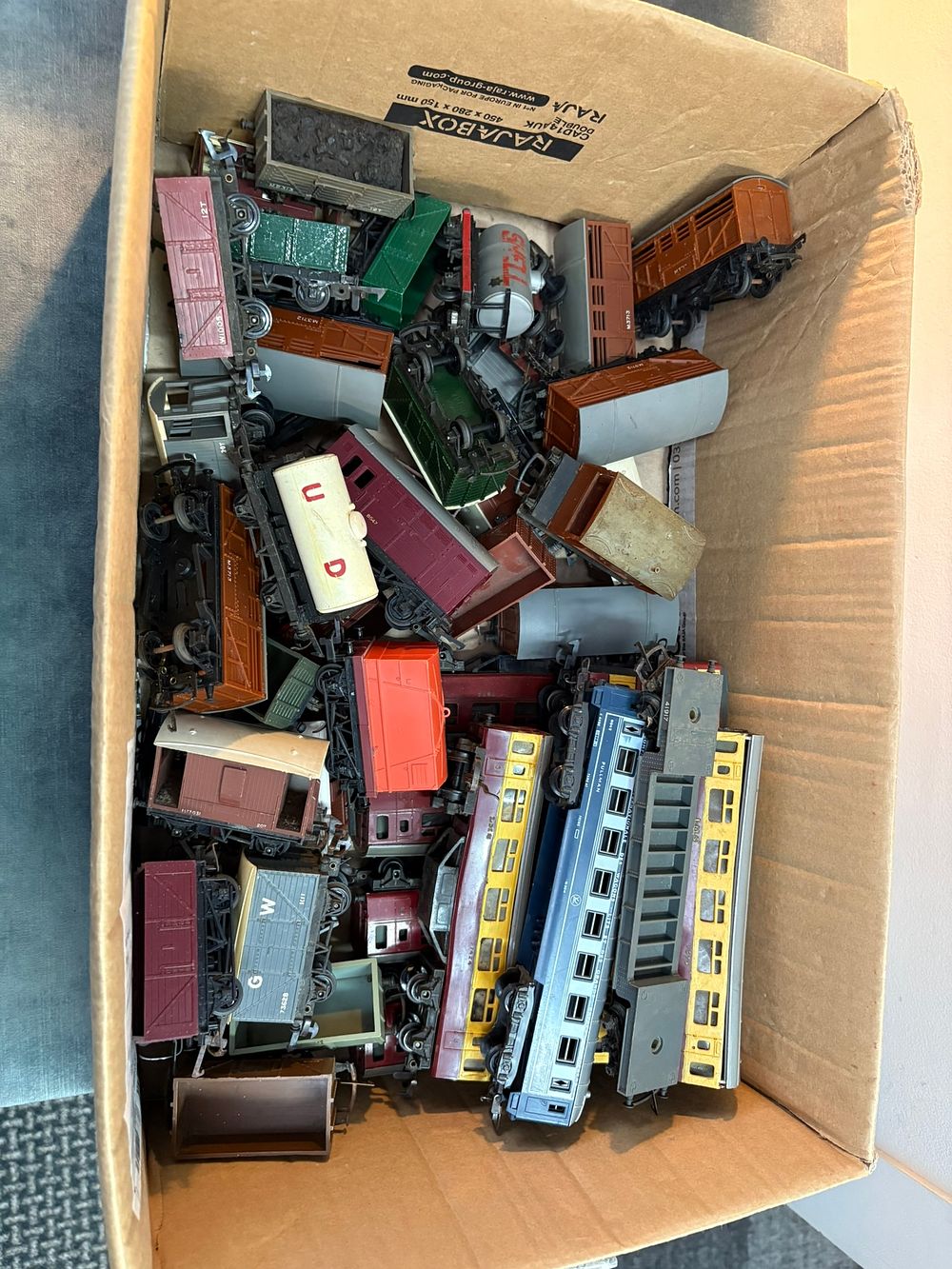 Lot 266: Tri-Ang model railway - box of 10 Medium...