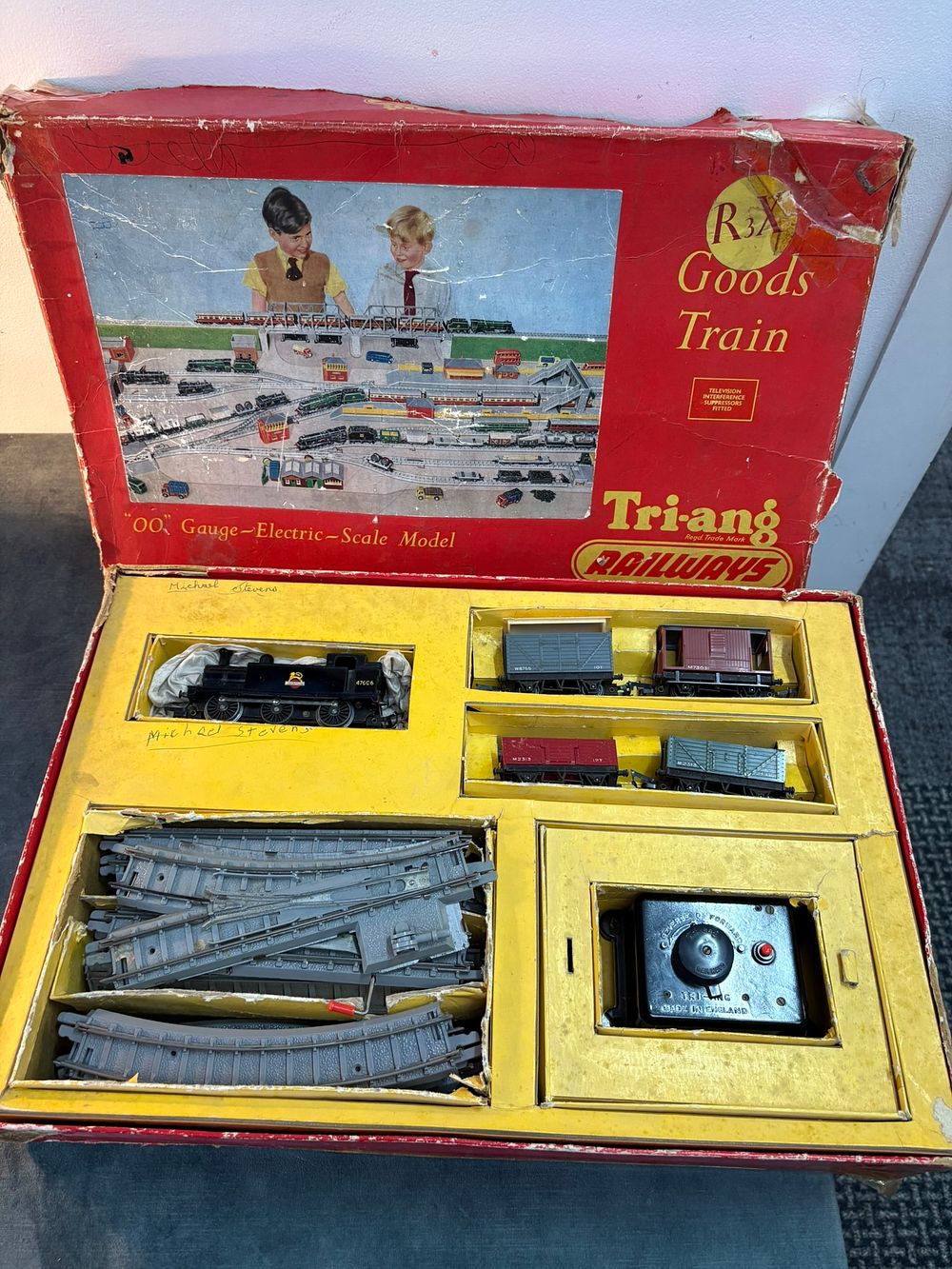 Lot 270: Tri-Ang 00 gauge Goods Train