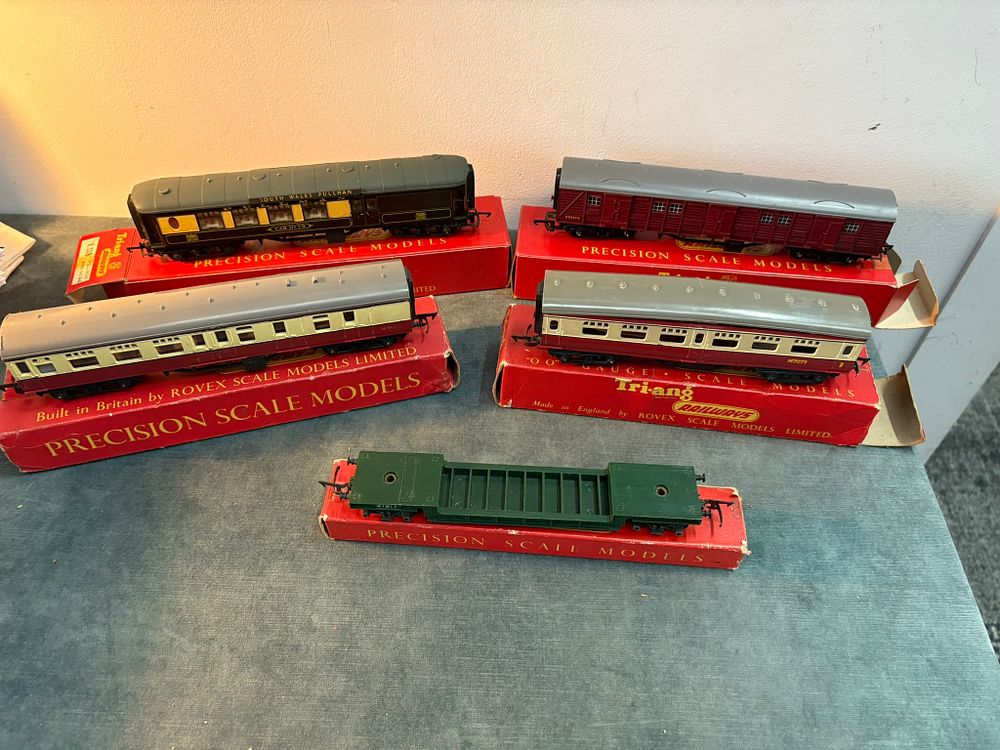 Lot 275: Tri-Ang boxed carriages