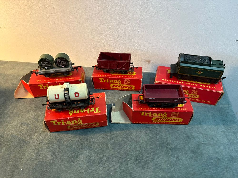 Lot 280: 5 x Tri-Ang boxed wagons