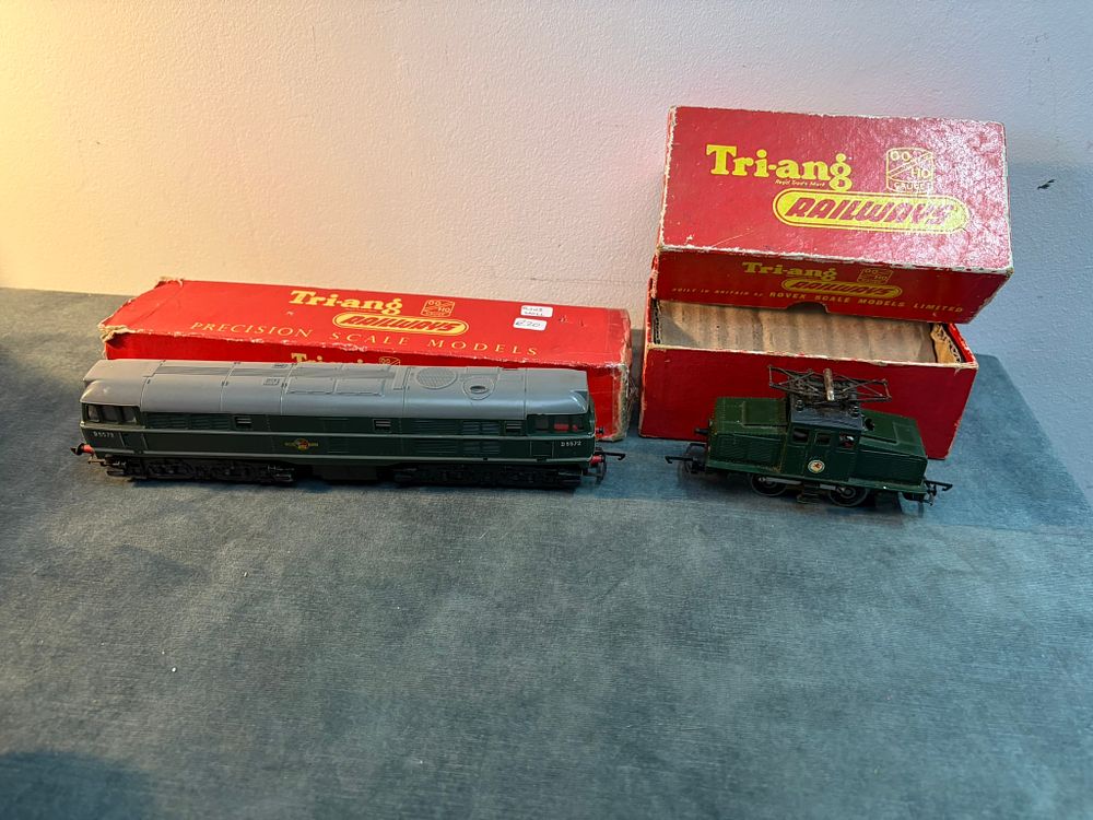 Lot 281: Tri-Ang boxed locos x 2