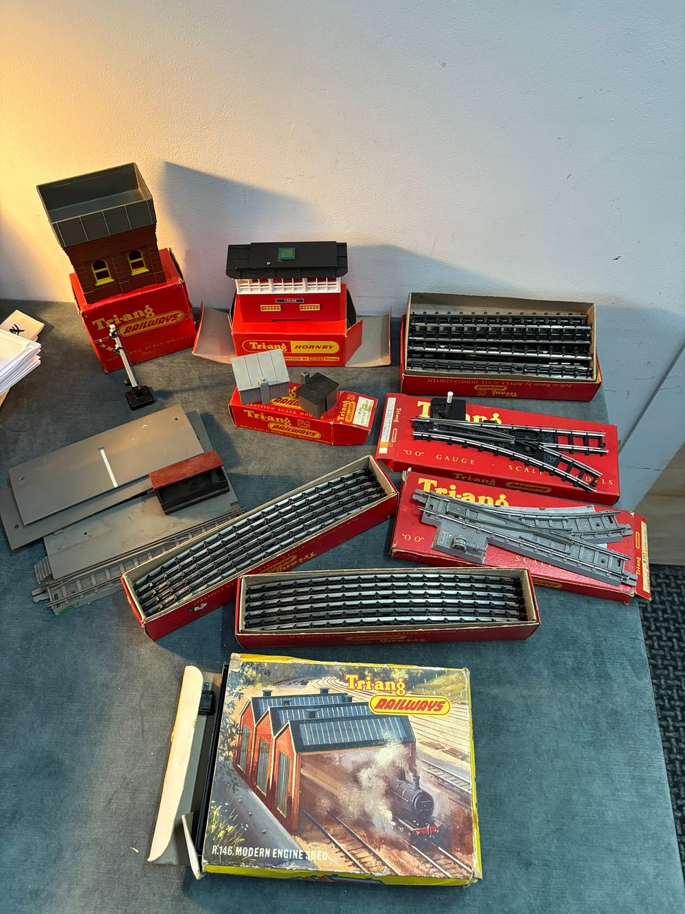 Lot 282: Assorted Tri-Ang track and buildings