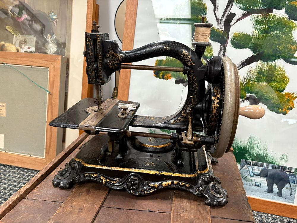 Lot 315: Antique Wanzer manual wind sewing machine in wooden...