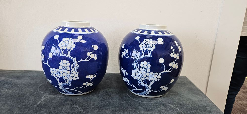 Lot 330: 2 x Large oriental ginger jars. Blue and...