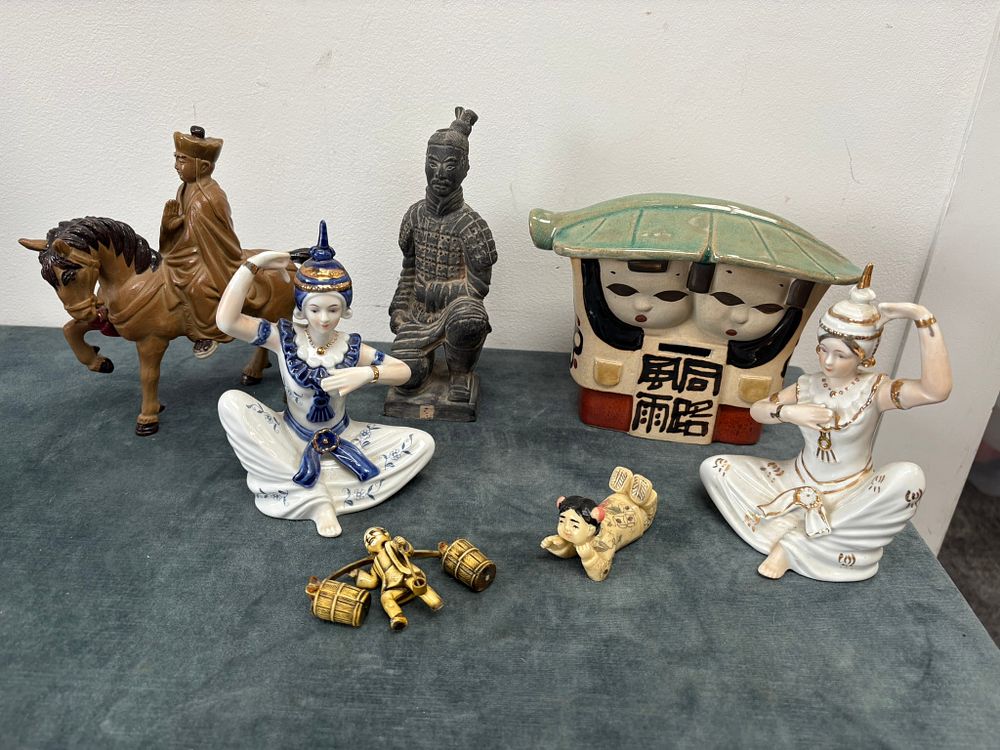 Lot 345: Assorted oriental items