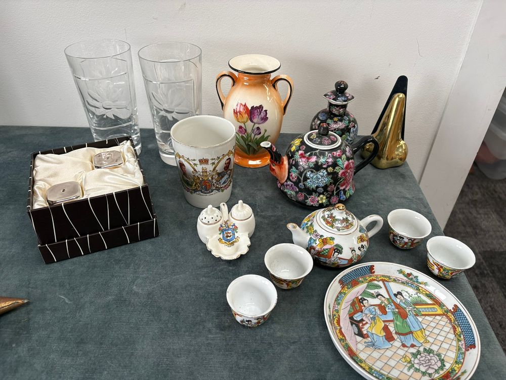 Lot 352: Job lot of assorted porcelain and glass