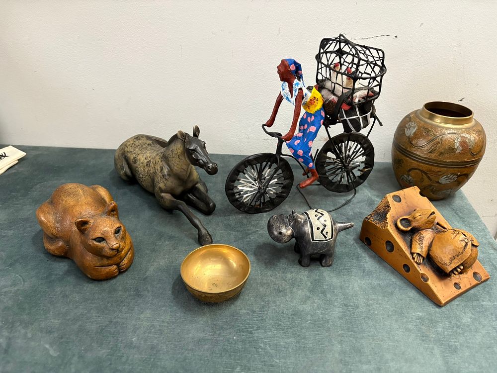 Lot 354: Assorted resin figures including cat, horse, mouse ect.