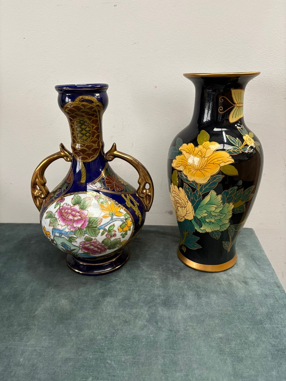 Lot 355: 2 x Blue oriental style vases
