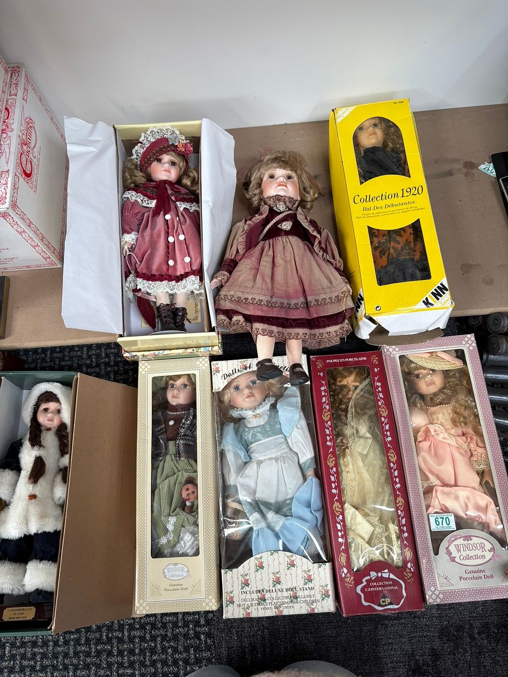Lot 382: Assorted collectable porcelain dolls