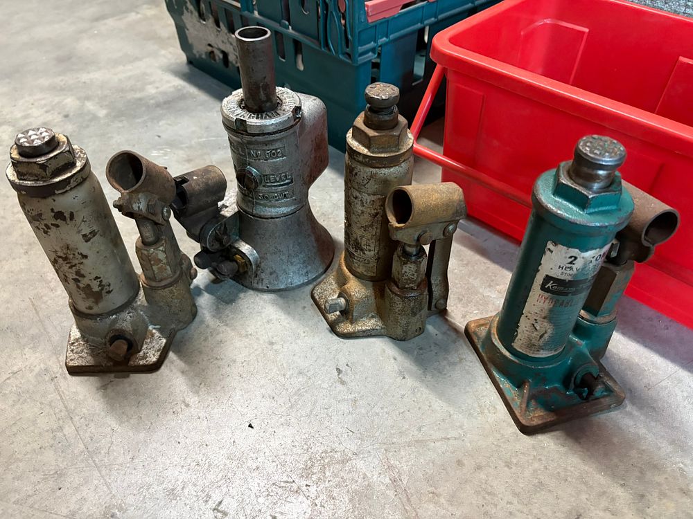 Lot 385: 4 x Hydraulic car jacks