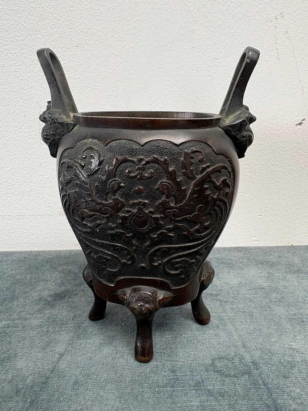 Lot 389: Bronze oriental Chinese censor vase