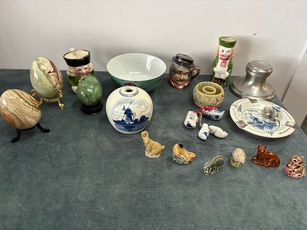 Lot 404: Miscellaneous ornaments including onyx eggs, delft, toby jugs,...