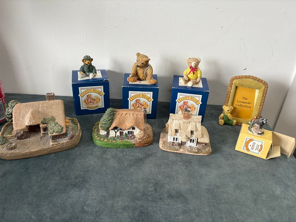 Lot 405: Resin teddy bears and houses