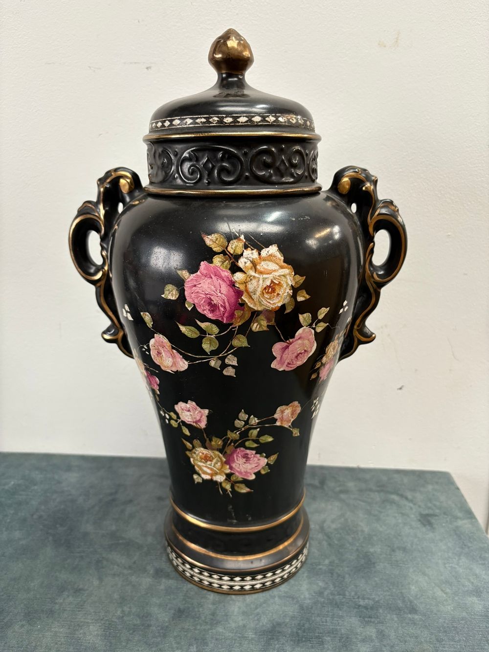Lot 417: Large lidded urn decorated with flowers