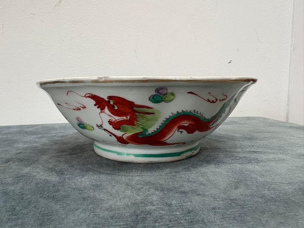 Lot 418: Antique Chinese/ Japanese bowl decorated with dragon