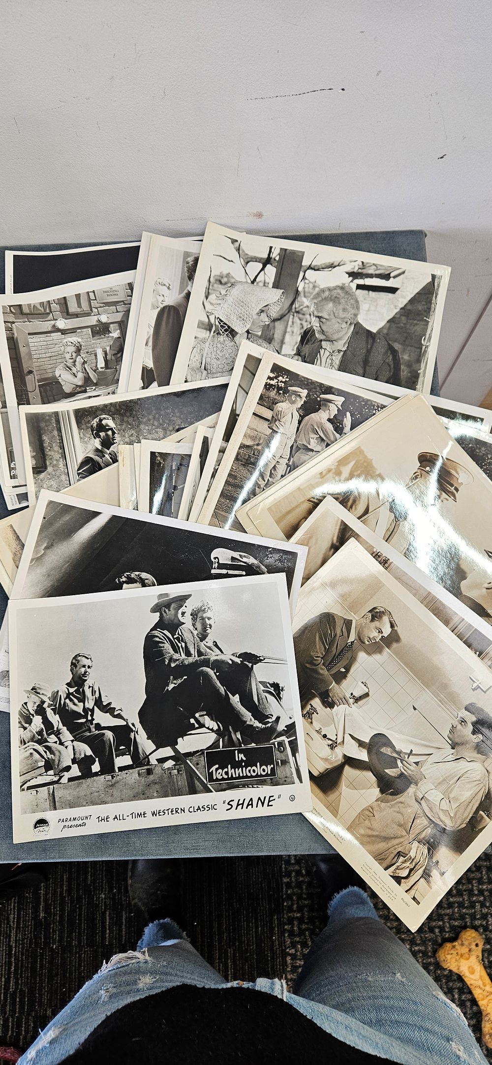 Lot 441: Large amount of Hollywood film stills/ lobby cards...